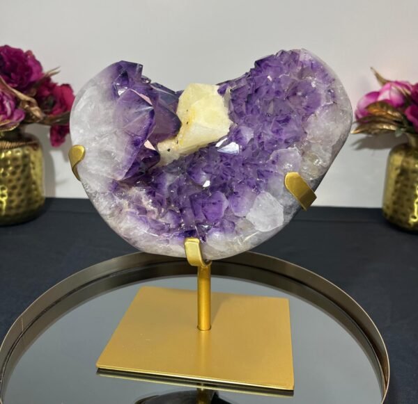 amethyste sur pied avec calcite