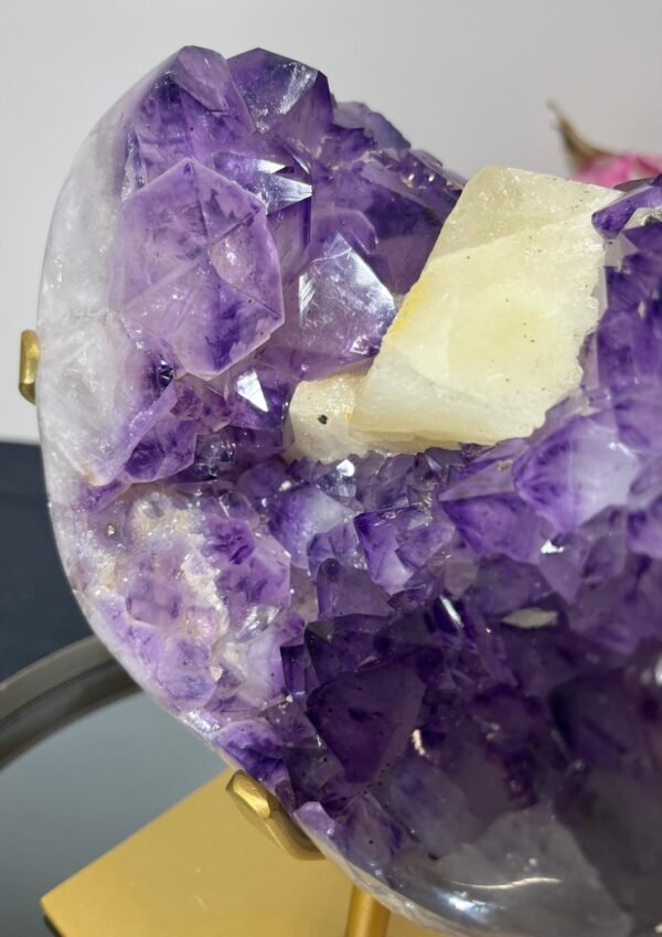 amethyste sur pied avec calcite